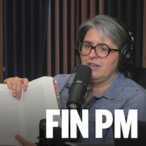 Une femme assise devant un micro présente un livre. 
