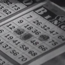 Deux cartes de bingo en gros plan en noir et blanc
