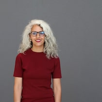 Elle sourit et regarde l'objectif.