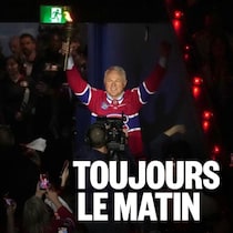 Claude Lemieux tient le flambeau et salue la foule en entrant dans le Centre Bell.