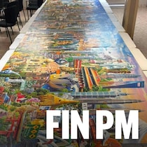 Le casse-tête de 42 000 pièces est étalé sur plusieurs tables dans une salle communautaire.