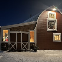 une grange dans un paysage hivernal.