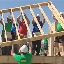 Construction de maisons pour familles à faibles revenus par des bénévoles d'Habitat pour l'humanité à Winnipeg