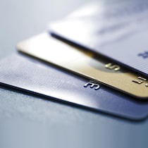 Vue partielle de trois cartes de crédit