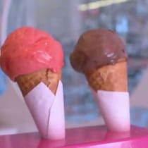 Un cornet à la vanille, un cornet aux framboises et un cornet au chocolat