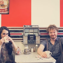 Le duo Prairie Comeau assis dans un restaurant.