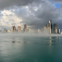 Le centre-ville de Détroit, en fin de journée, vue à partir du bord de la rivière Détroit à partir du centre-ville de Windsor. Une ligne de brouillard sépare la ville de la rivière sur la prise de vue. 