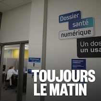 Enseignes du Dossier santé affichées sur le mur d'entrée du Centre d'expertise du Dossier santé numérique. 
