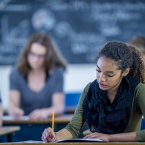 Une étudiante passe un examen en classe.