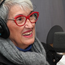 La femme sourit alors qu'elle est en entrevue avec Francis Reddy.