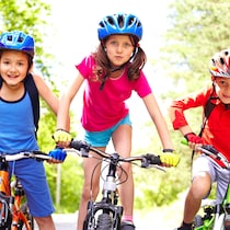 Des enfants en vélo.
