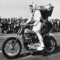 Photo d'archive d'un cascadeur sur une moto Harley Davidson.