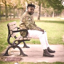 Fodjo Ikide assis sur un banc de parc.