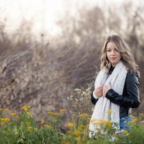 Gabrielle Goulet dans un champ de fleurs.
