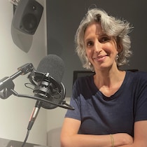 Mona Chollet devant un micro. 