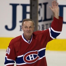 Guy Lafleur salue la foule pendant un match d'anciens joueurs.
