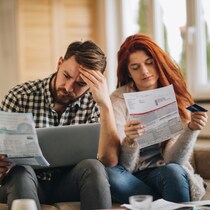 Un couple inquiet devant ses factures.