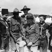Des scouts entourent Robert Baden-Powell.