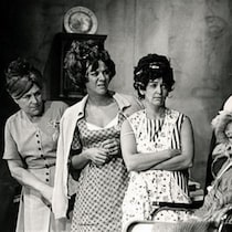 Quelques-unes des belles-soeurs dans la célèbre pièce de Michel Tremblay.