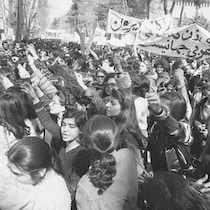 Des femmes iraniennes manifestent dans la rue.