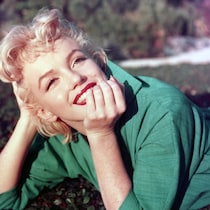 En 1954, Marilyn Monroe pose pour un photographe à Palm Springs, en Californie.