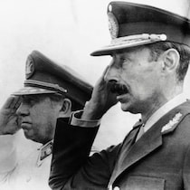 Le général Augusto Pinochet et le général Jorge Videla font le salut militaire.