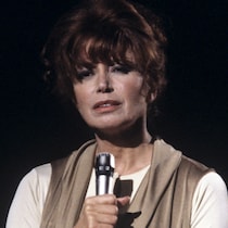 Pauline Julien tient un micro devant elle lorsqu'elle interprète une chanson à une émission de télévision, en 1979.