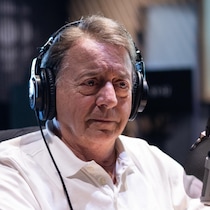 Portrait de l'homme avec un casque audio devant un micro. 