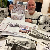René Dufresne tient dans ses mains la dernière édition papier du quotidien, prévu le samedi 29 décembre. Son bureau déborde de journaux.