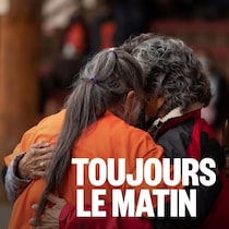 Deux personnes se donnent un câlin.