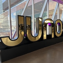 Lettres dorées géantes épelant le mot Junos. Mars 2023.