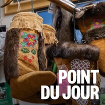 Des souliers autochtones traditionnels sont suspendus.