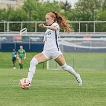 Une joueuse de soccer sur un terrain