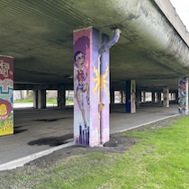 Des colonnes sont peintes sur les poutres qui soutiennent l'autoroute métropolitaine.