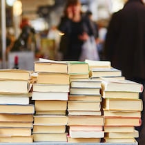 Une table de livres dans un marché aux puces de Paris.
