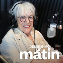 Louise Forestier assise derrière un micro.