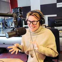 La comédienne et autrice Marie-Chantal Perron dans les studios de Radio-Canada à Matane.