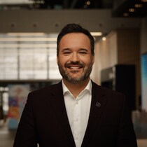 Un portrait de Mathieu Lacombe dans l'atrium de Radio-Canada.