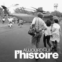 Des personnes courent vers un hélicoptère tandis qu'un homme en prend trois en photo.