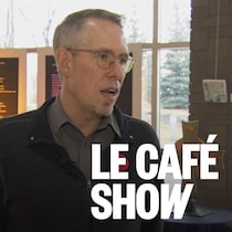 Denis Perreaux debout parlant à un interlocuteur qu'on ne voit pas. Photo d'archives.