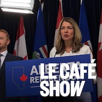 Danielle Smith derrière un lutrin où il est inscrit Alberta Référendum 2026. Le ministre de la Justice, Mickey Amery, est à sa gauche.
