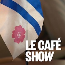 Petit drapeau franco-albertain déposé sur un bureau. Photo d'archives.