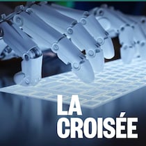 Une image de mains d'un robot qui tapent sur un clavier. Image d'archives.
