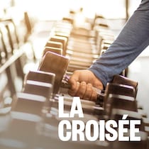 Une personne soulève un poids d'entraînement dans une salle de sport. Photo d'archives.