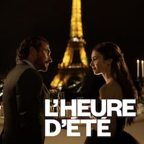 Une femme et un homme boivent un verre devant la tour Eiffel.