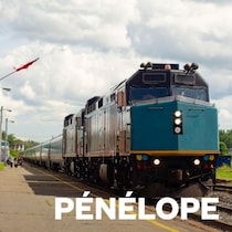 Un train arrive dans une gare. Le titre de l'émission est écrit en lettres blanches au bas de l'image.