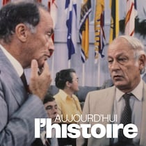 Pierre Elliott Trudeau discute avec René Lévesque.
