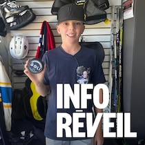 Un garçon de 12 ans tient un pot de cire pour bâtons de hockey.