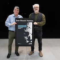 L'auteur Jean-Benoît Nadeau et le spéléologue François Gélinas tiennent une affiche du livre Sierra negra.