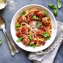 Un plat de spaghetti aux boulettes de viande.